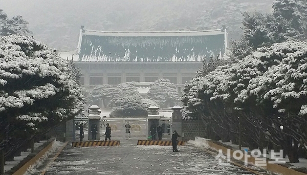 10일 오전 서울에 많은 눈이 내린 가운데, 청와대 정문 앞에서 근무자들이 눈을 치우고 있다. (사진=이현민 기자)