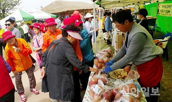 지난해 해미읍성에서 열린 농특산물 정례장터 모습.(사진=서산시)