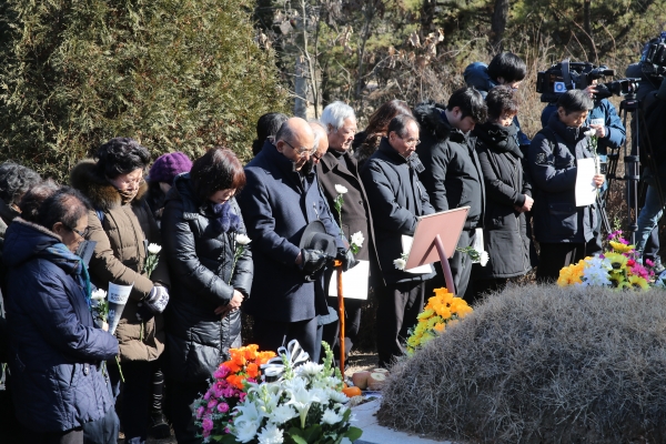 20일 오후 마석 모란공원 열사묘역에서 열린 용산참사 10주기 추모제에서 참석자들이 묵념하고 하고 있다. (사진=연합뉴스)