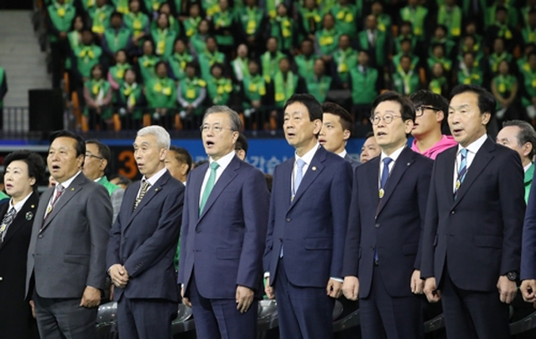 문재인 대통령이 29일 오후 수원실내체육관에서 열린 전국새마을지도자대회에서 애국가를 제창하고 있다.(사진=연합뉴스)