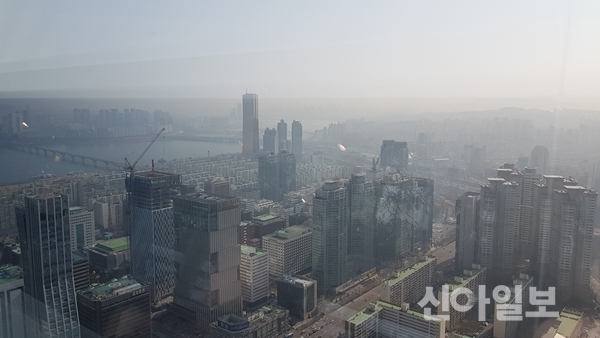 지난 15일 여러 증권사가 모여 있는 여의도가 미세먼지로 인해 뿌옇게 보인다. (사진=천동환 기자)