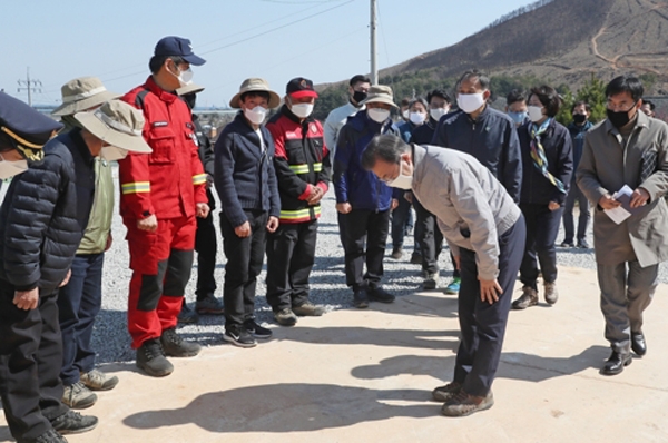 문재인 대통령과 부인 김정숙 여사가 5일 식목일을 맞아 1년 전 대형 산불로 피해를 본 강원도 강릉시 옥계면 천남리에서 주민들과 인사하고 있다. (사진=연합뉴스)