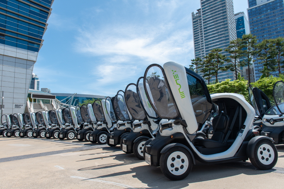 르노삼성자동차 초소형 전기차 ‘르노 트위지(TWIZY)’가 13일 부산시 관광용 공유차량 서비스 ‘투어지(TOURZY)’ 출범식에 나와 전시된 모습. [사진=르노삼성자동차]