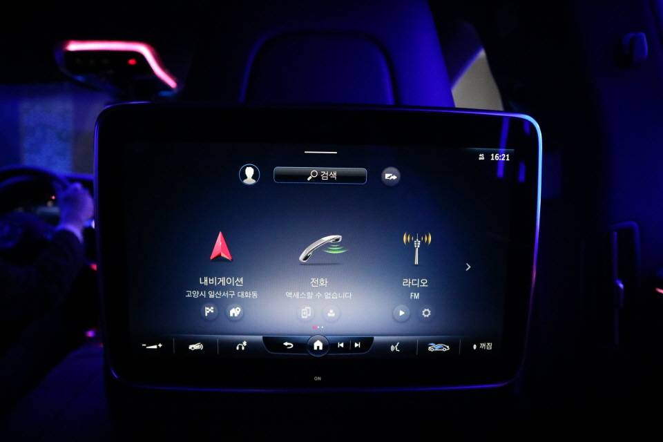 메르세데스-벤츠 첫 럭셔리 전기 세단 ‘더 뉴 EQS’ 뒷좌석 스크린. [사진=이성은 기자]