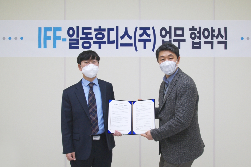 지난 10일 진행된 일동후디스와 IFF 간의 '식물성 고단백 음료·발효유 공동 개발' MOU 체결 모습. [사진=일동후디스]