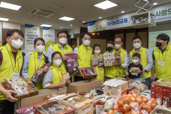 손병환(왼쪽 다섯 번째) 농협금융 회장이 가정의 달 맞이 사랑의 농산물 꾸러미 나눔 행사 이후 농협금융 가족봉사단과 기념촬영을 하고 있다. (사진=농협금융)