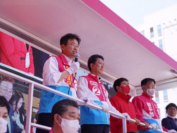 사진 왼쪽부터 첫 번째 이철우 경북도지사 후보, 두 번째 김장호 구미시장 후보 세 번째 구미 제1선거구(송정, 형곡, 원평) 김용현 경북도의원 무투표 당선자, 네 번째 구미 제2선거구(도량, 선주원남) 황두영 경북도의원 후보(사진=이철우 선거캠프)