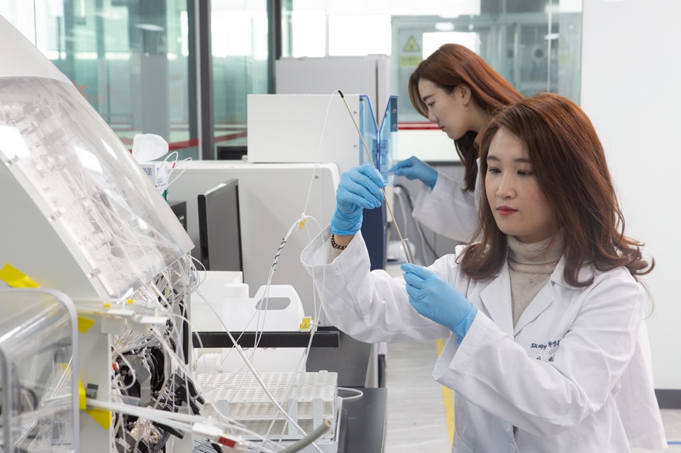 경기도 화성에 위치한 SK매직 화성공장 ‘환경분석센터’에서 연구원들이 실험을 하고 있다.[사진=SK매직]