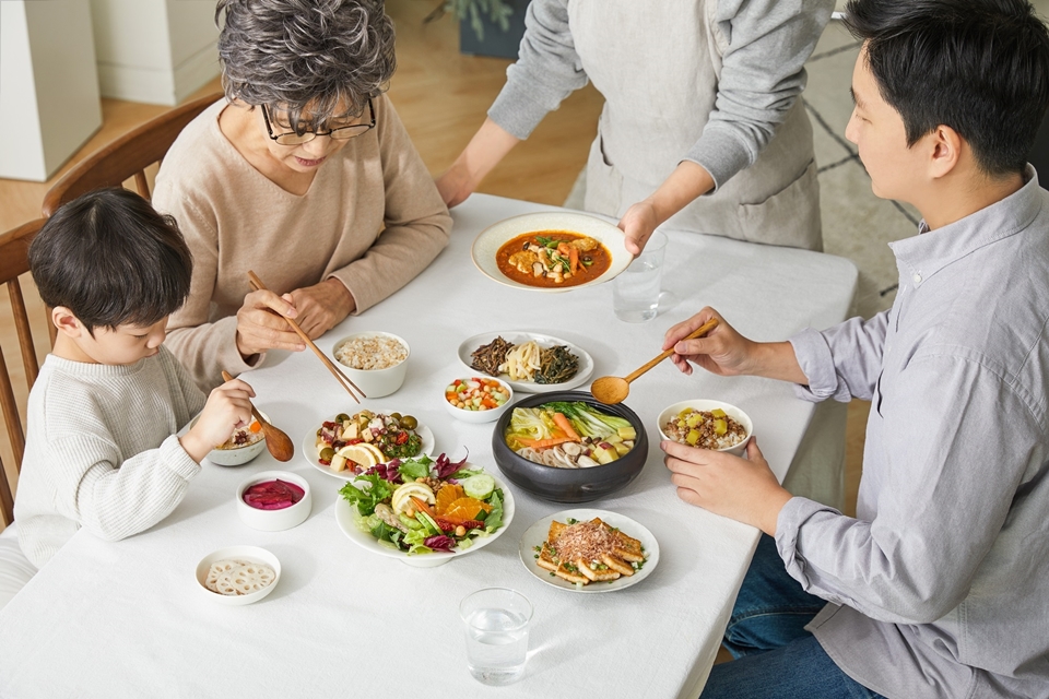 모델들이 그리팅 제품을 맛보고 있다.[사진=현대그린푸드]