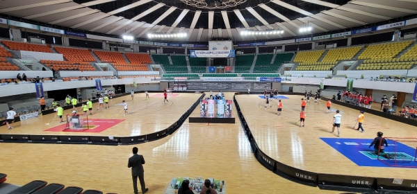 대전지역‘최대 학생스포츠 축전’한 달간 열려! 체육예술건강과 등, 플로어볼 경기 모습 (사진=대전시교육청)