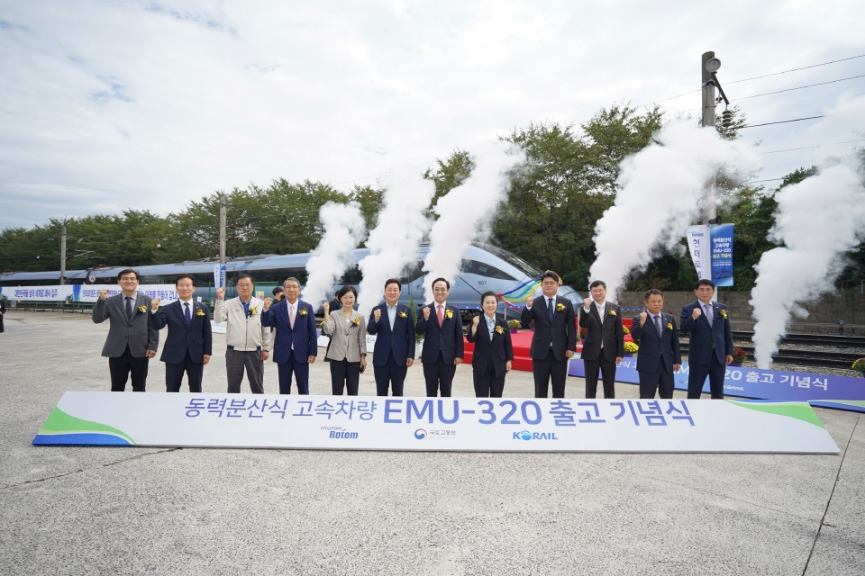 27일 현대로템 창원공장에서 열린 ‘동력분산식 고속차량 EMU-320 출고 기념식’ 행사에서 박완수 경남도지사(왼쪽에서 여섯 번째), 김영선 국민의힘 의원(왼쪽에서 여덟 번째), 구자천 창원상공회의소 회장(왼쪽에서 네 번째), 노정연 부산고등검찰청 검사장(왼쪽에서 다섯 번째), 김민태 국토교통부 철도운영과장(왼쪽에서 아홉 번째), 안경원 창원시 제1부시장(왼쪽에서 첫 번째), 최진석 한국철도학회장(왼쪽에서 열 번째), 이선관 한국철도공사 경영기획본부장(왼쪽에서 열한 번째), 김형성 SR 기술본부장(왼쪽에서 열두 번째), 이승구 한국철도차량엔지니어링 이사장(왼쪽에서 두 번째), 이용배 현대로템 사장(왼쪽에서 일곱 번째) 등 관계자들이 기념 촬영을 하는 모습. [사진=현대로템]