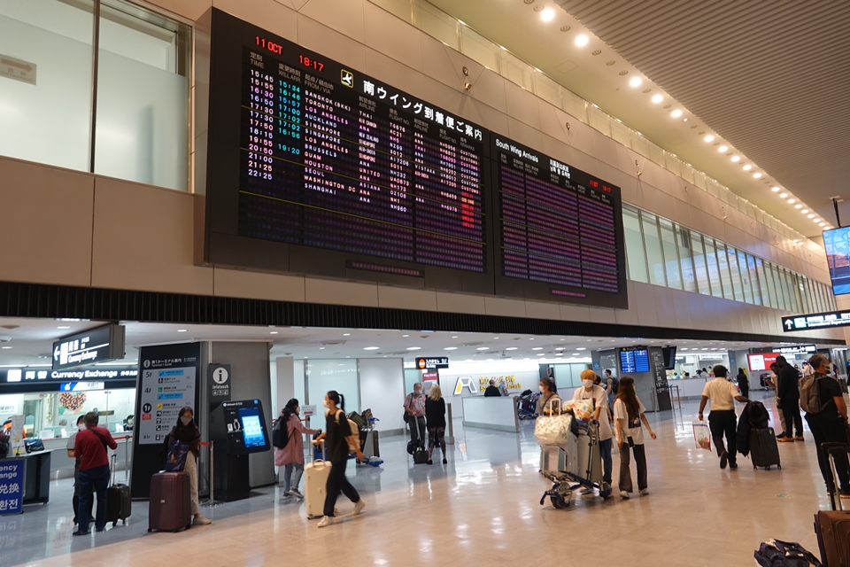 한국인의 무비자 일본 관광이 11일 2년7개월여 만에 허용된 가운데 일본 나리타공항 출국장을 나서는 여행객[사진=연합뉴스]