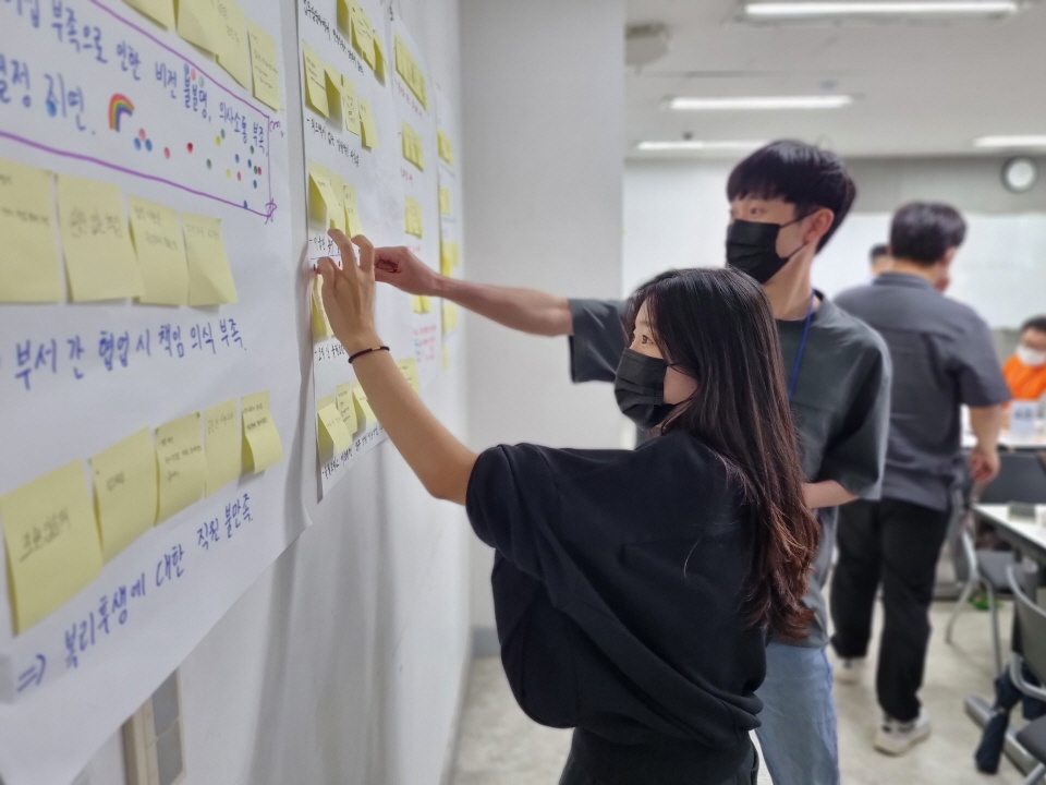 태광산업·태광화섬 관계자들이 ‘조직활성화 프로그램’에 참여 중인 모습. [사진=태광산업 제공]