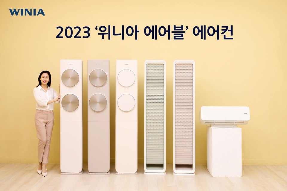 위니아 모델이 '2023년형 위니아 에이블' 에어컨을 소개하고 있다.[사진=위니아]