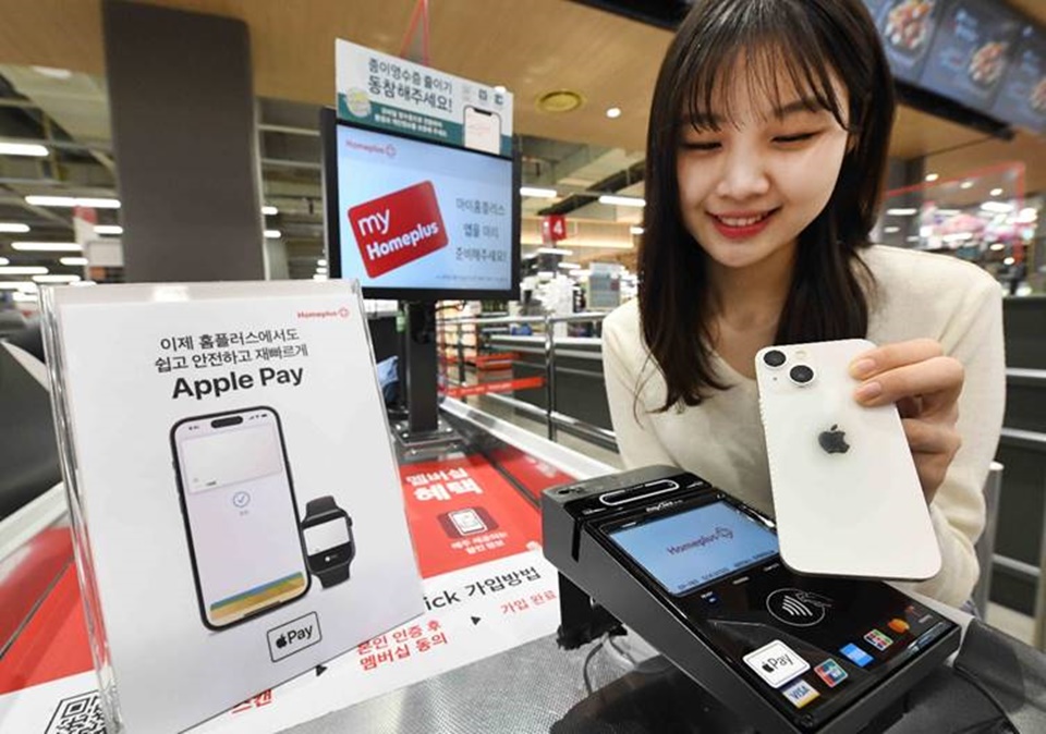 모델이 ‘홈플러스 메가푸드마켓’ 강서점에서 ‘Apple Pay’ 결제를 진행하고 있다.[사진=홈플러스]