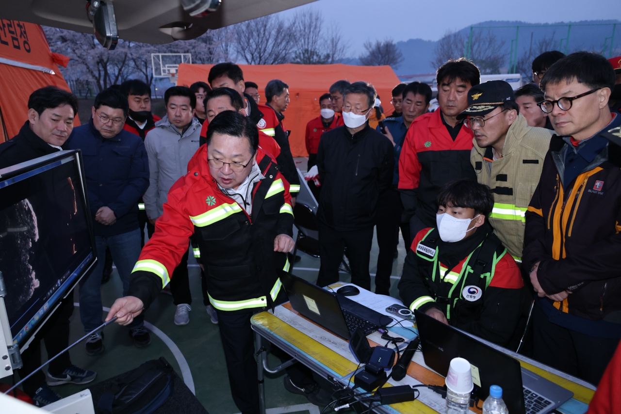 대전 서구 산직동 산불 이틀 째 ... 헬기 17대 투입, 진화 총력 장면. (사진=대전시)