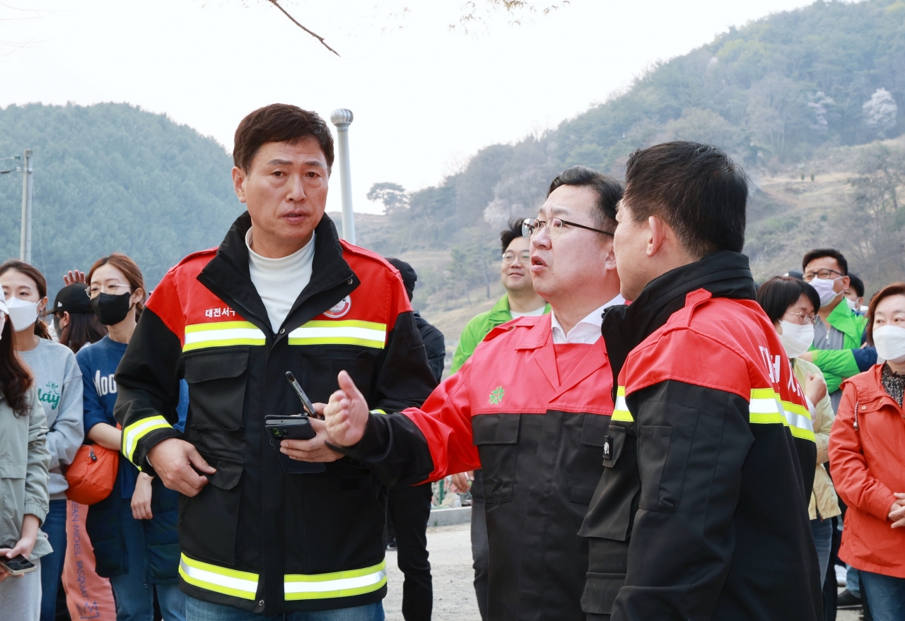 대전시 서구 산직동 안산 자락에서 2일 산불이 발생하여 현재 대전소방본부, 산림청, 대전서구청에서 진화에 나서고 있다.(사진=대전시)