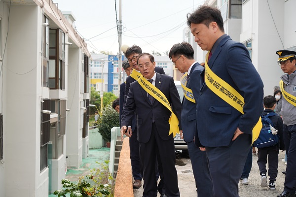 하윤수 교육감과 기관장들은 청동초 통학로에서 차량 운전자와 학생들을 대상으로 안전한 통학로 만들기 캠페인을 펼쳤다./제공=부산교육청