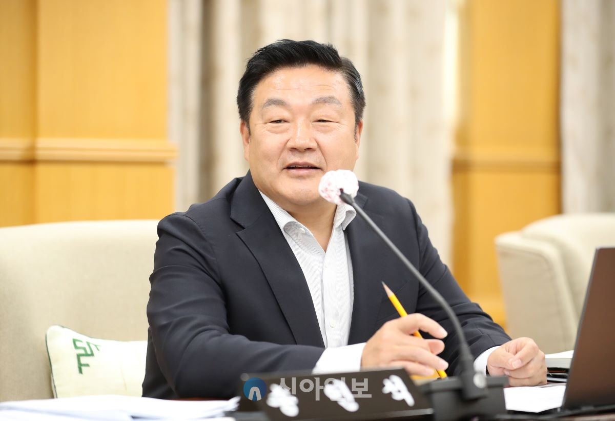 대전시의회 송인석 의원(국민의 힘, 동구1)은 14일 산업건설위원회 추가경정 예산심사 과정에서 타슈 전담 운영기관의 변경에 따라 발생할 수 있는 문제점들을 조목조목 짚어가며 대책 마련을 주문하고 있다. (대전시의회)