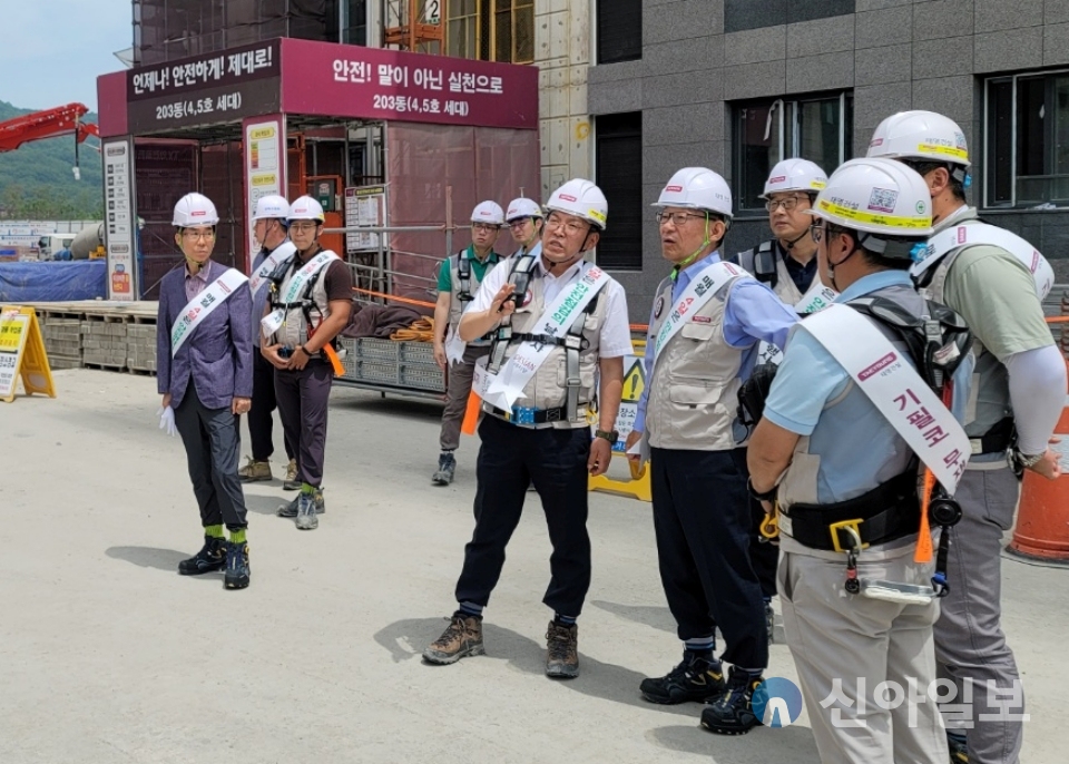 배종건 태영건설 안전보건실장(오른쪽 네 번째)이 지난달 31일 신경주역세권 현장에서 폭염 대응 상황을 점검하고 있다. (사진=태영건설)