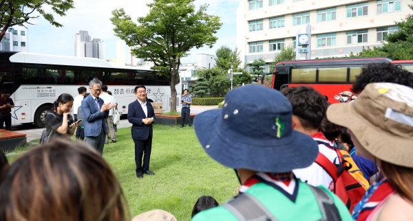 문헌일 구로구청장이 9일 동양미래대학교를 찾아 코스타리카 잼버리 대원들을 환영하고 있다.(사지=구로구창)