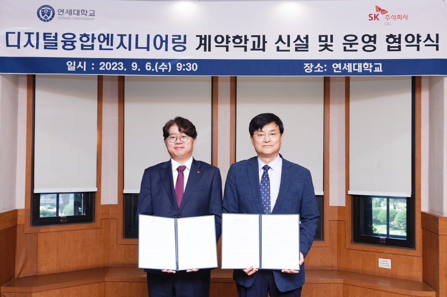 윤풍영 SK㈜ C&C 사장(왼쪽)과 연세대 서승환 총장(오른쪽)이 이날 서울시 서대문구 연세대 본관에서 열린 '디지털융합엔지니어링학과' 석사과정 신설 업무협약(MOU) 체결 이후 기념 촬영하는 모습. [사진=SK㈜ C&C]