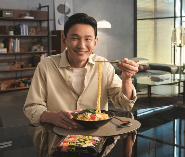 신제품 '마열라면' 광고모델로 발탁된 배우 황정민. [사진=오뚜기]