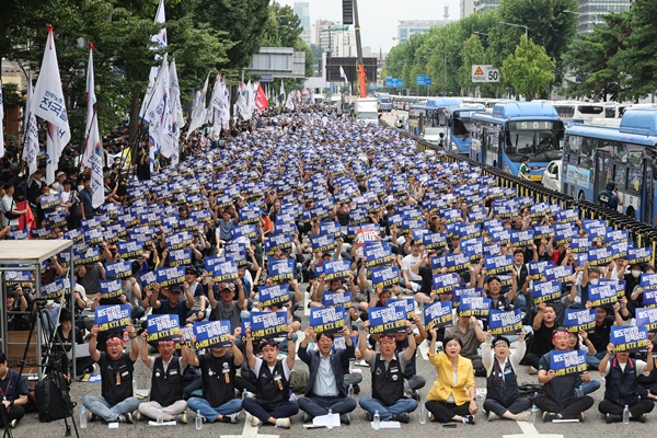 전국철도노동조합(철도노조) 파업 사흘째인 16일 오후 서울 용산구 남영역 인근에서 열린 '철도노조 총파업 승리 결의대회'에서 조합원들이 철도 민영화 정책 중단 등을 요구하며 구호를 외치고 있다.(사진=연합뉴스)