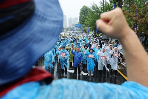 금속노조 조합원들이 20일 오후 서울 용산구 대통령실 앞에서 결의대회를 열고 ‘노란봉투법’ 처리와 불법파견 해결을 촉구하고 있다.(사진=연합뉴스)