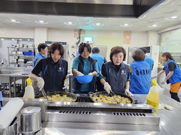 아산시자원봉사센터는 IBK사랑의밥차, 한국자유총연맹 아산시지회와 함께 북한이탈주민정착지원센터 추석맞이 행사를 개최했다. (사진=아산시)