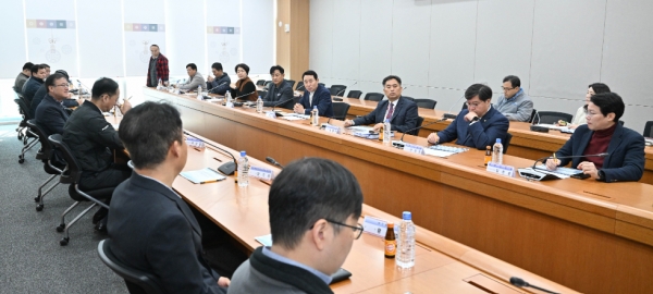 경기도 포천시는 신청사 중회의실에서 ‘가축분뇨 공공처리시설 설치 타당성 조사 용역’에 대한 중간보고회를 개최했다.(사진=포천시)