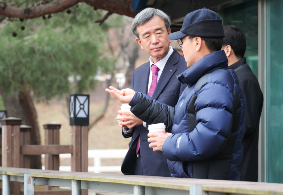 정기환 마사회장(왼쪽)이 6일 새벽 렛츠런파크 서울 경주마 조교 현장을 찾아 관계자들과 얘기를 나누고 있다. [사진=마사회]