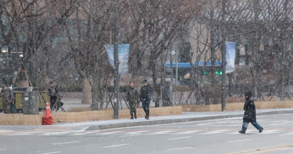 아침 기온이 영하로 내려가며 강추위의 날씨를 보이는 16일 오전 서울 종로구 광화문광장 일대에 눈이 내리고 있다.(사진=연합뉴스)