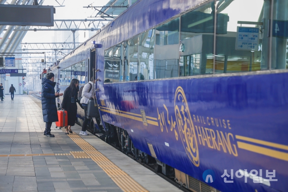 지난 29일 오전 서울역에서 여행객들이 해랑에 탑승하고 있다. (사진=코레일관광개발)