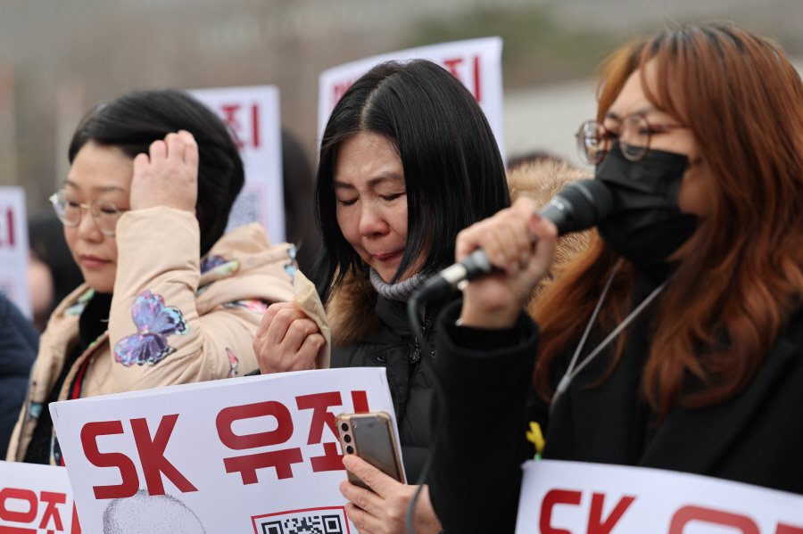 가습기살균제 참사 가해기업 유죄 선고를 호소하는 피해자·시민사회단체 관계자가 11일 오후 서울 서초구 중앙지법 인근에서 열린 유해 가습기 살균제를 제조·판매한 혐의로 기소된 안용찬 애경산업 전 대표와 홍지호 전 SK케미칼 대표의 2심 선고 관련 기자회견에서 눈물을 훔치고 있다. (사진=연합뉴스)