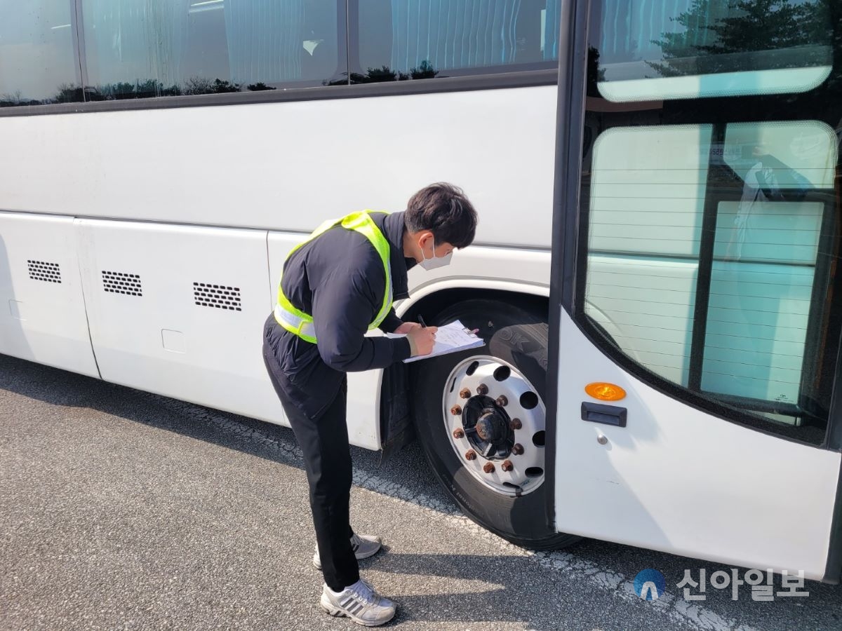 대전시, 봄 행락철 대비 전세버스 일제점검... 2023년 일제점검하는 모습 (사진출처=대전시)