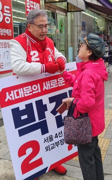 유권자와 이야기를 나누고 있는 박 후보의 모습(사진=박진 캠프 제공)