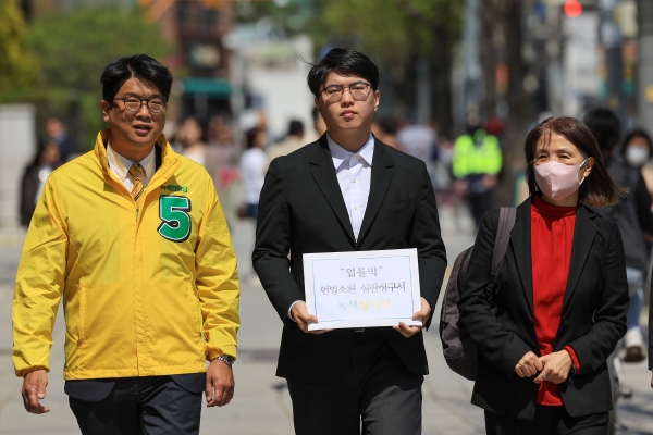 신민기 녹색정의당 대전시당 대변인(가운데)이 9일 오전 서울 종로구 헌법재판소에 한국과학기술원(KAIST) 학위 수여식에서 대통령경호처 요원에게 강제로 퇴장당한 것과 관련해 헌법소원 심판청구서를 제출하기 위해 민원실로 향하고 있다. 왼쪽부터 김준우 녹색정의당 상임선대위원장, 신 대변인, 심판청구 대리인 신미용 변호사. (사진=연합뉴스)