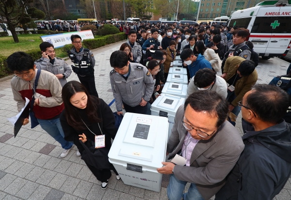 제22대 국회의원선거 투표일인 10일 오후 서울 관악구 서울대학교 종합체육관에 마련된 총선 개표소에 투표함이 도착하고 있다. (사진=연합뉴스)