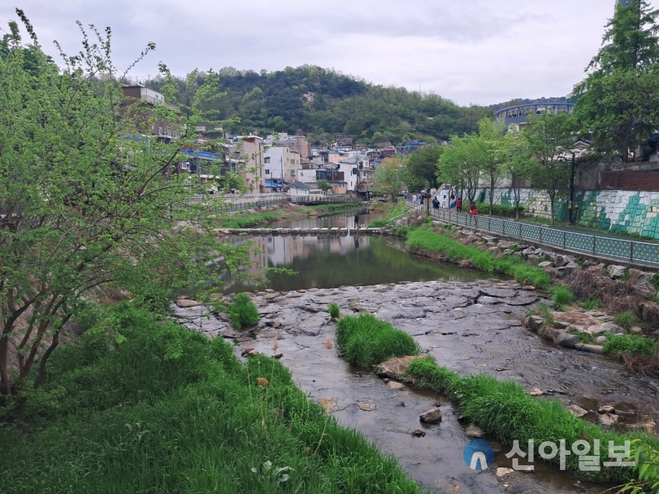 '서대문 센트럴 아이파크' 사업지 인근 홍제천. (사진=남정호 기자)