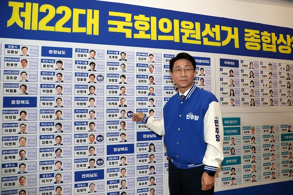 조정식 더불어민주당 사무총장이 지난 10일 국회 의원회관 제22대 국회의원선거 상황실에서 당선 의원의 이름 옆에 스티커를 붙이고 있다. (사진=연합뉴스)