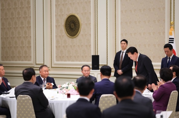 윤석열 대통령이 24일 오후 청와대 영빈관에서 열린 '국민의힘 국회의원 오찬'에서 인사하고 있다. 이날 오찬은 22대 국회의원 선거 불출마·낙천·낙선자를 격려하기 위해 마련됐다. (사진=대통령실)