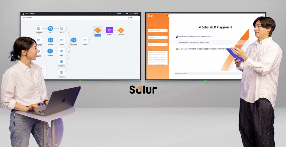 SK C&C 직원이 Solur LLMOps를 소개하고 있다.[사진=SK C&C]