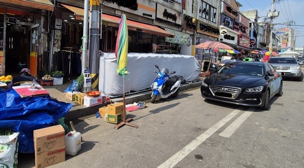 끔찍한 강력사건이 발생한 인근지역에 보행로를 점령한 노점상들 모습.(사진=박천홍 기자)