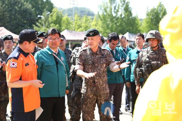 강원권역 2024 화랑훈련이 17일부터 진행되고 있는 가운데, 지상작전사령관 손식 대장이 19일 강원도 원주시 소재 한라대학교에서 실시된 적 대량살상무기 공격에 대비한 통합방호훈련 FTX 현장을 점검했다.