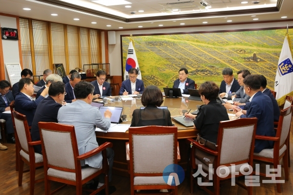 8일 주낙영 경주시장은 시청 대외협력실에서 국소본부장 회의를 주재하고 있다.(사진=경주시)