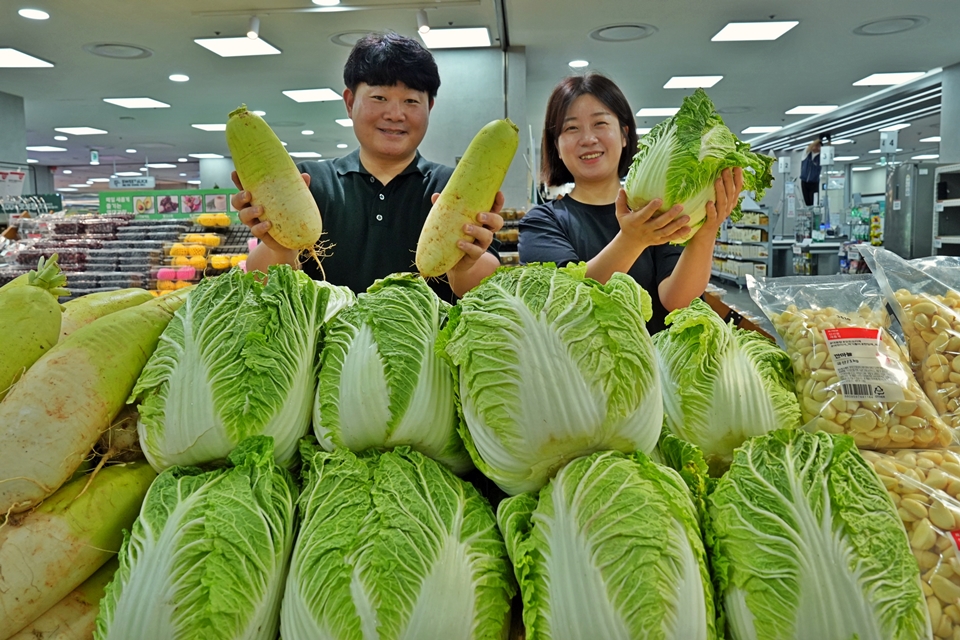 롯데마트 제타플렉스 잠실점 농산매장에서 상생 농산물을 홍보하고 있는 이동은MD(왼쪽)와 홍윤희MD(오른쪽). [사진=롯데쇼핑]