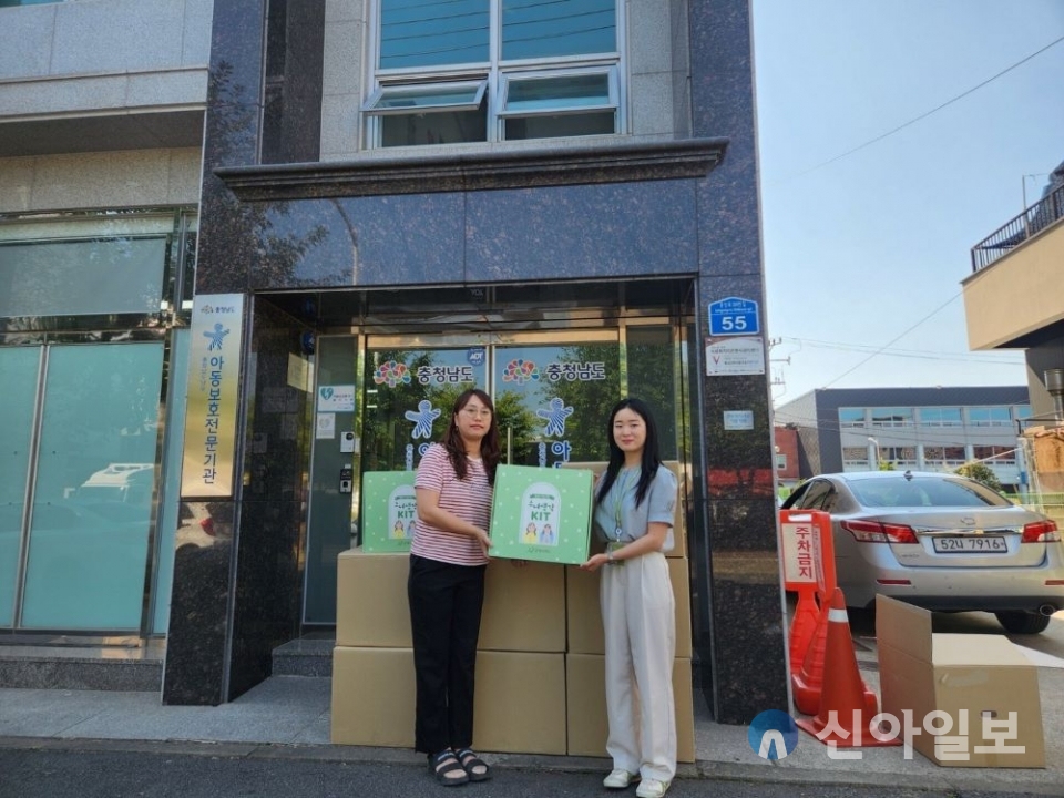 굿네이버스 충남남부지부는 원윤숙 논산여자고등학교장과 함께 함께 저소득가정 여아지원을 위한‘소녀생각 KIT’를 전달했다. 사진 제공 굿네이버스 충남남부지부