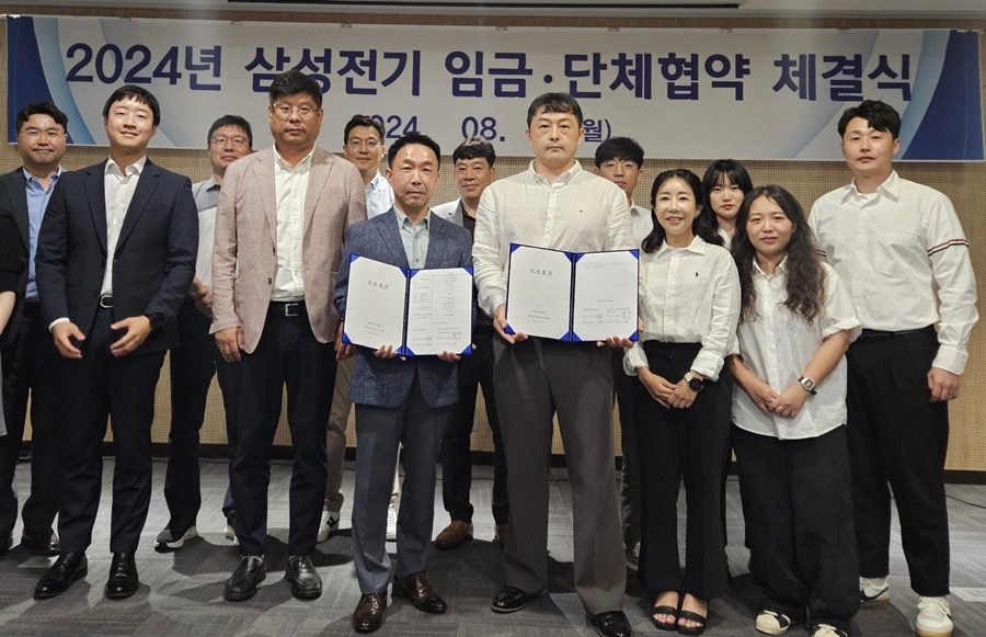 12일 삼성전기 '2024년 임금협약 체결식'에 참석한 박봉수 People팀장(앞줄 왼쪽 3번째)와 신훈식 존중노종조합지부장(앞줄 왼쪽 4번째)가 기념사진을 촬영하고 있다.[사진=삼성전기]