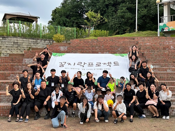 강원아동복지센터는 29일 지역사회 공방과 협력하여 보호아동의 미래성장지원 및 지역사회경제 활성화를 위한 꿈지락 프로젝트 전시회 및 나눔 경매를 진행했다.